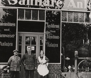 Erwin Combé vor seinem Ladengeschäft, 1922