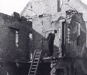 Zerstörte Werkstatt nach dem Bombenangriff, 1943