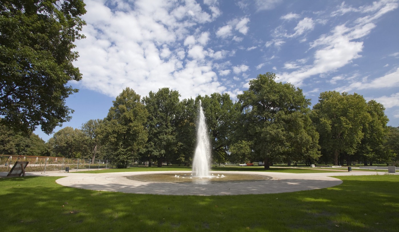 Springbrunnen und Beregnung im Rosengarten Treptower Park – Foto 1